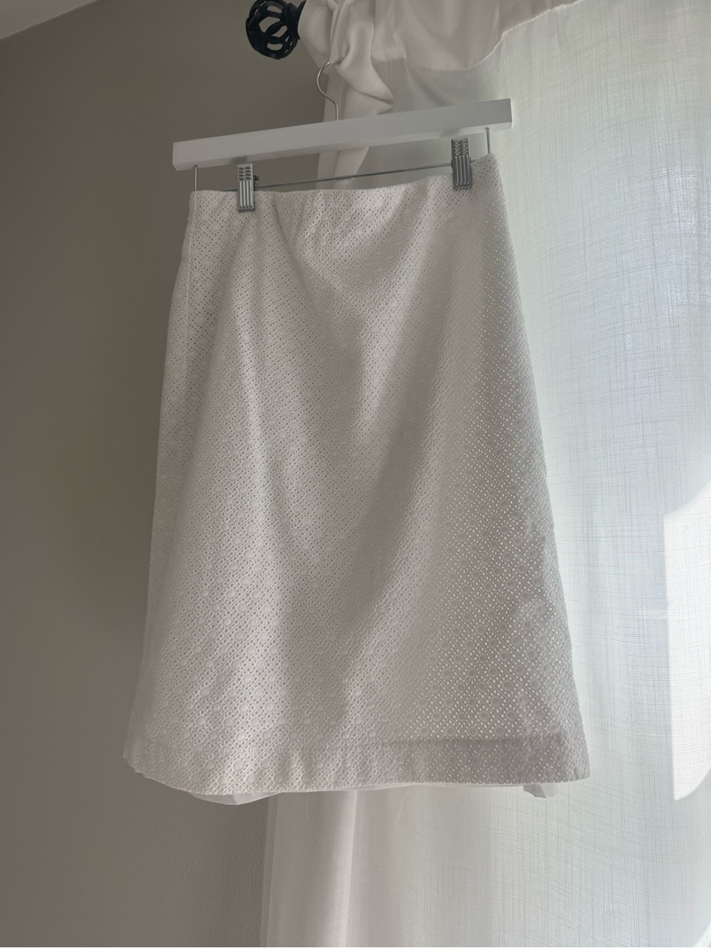 Ann Taylor Women Size 4 small White Eyelet Skirt Midi